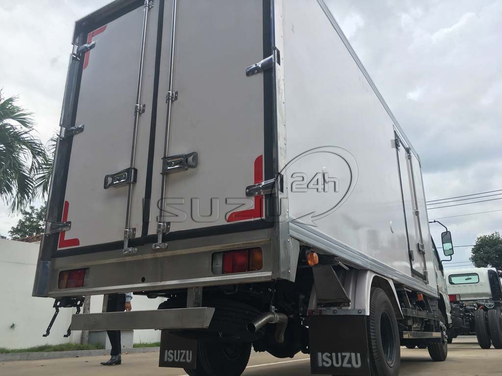 Xe tải Isuzu 1T9 QKR 270 thùng kín composite bảo ôn