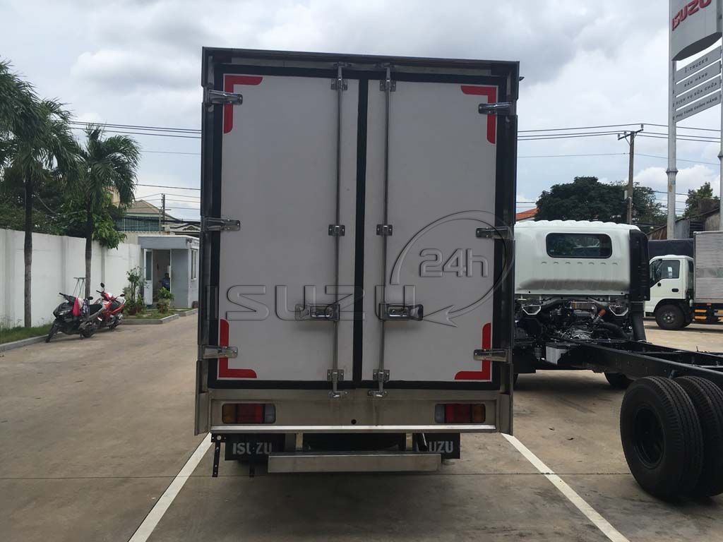 Xe tải Isuzu 1T9 QKR 270 thùng kín composite bảo ôn