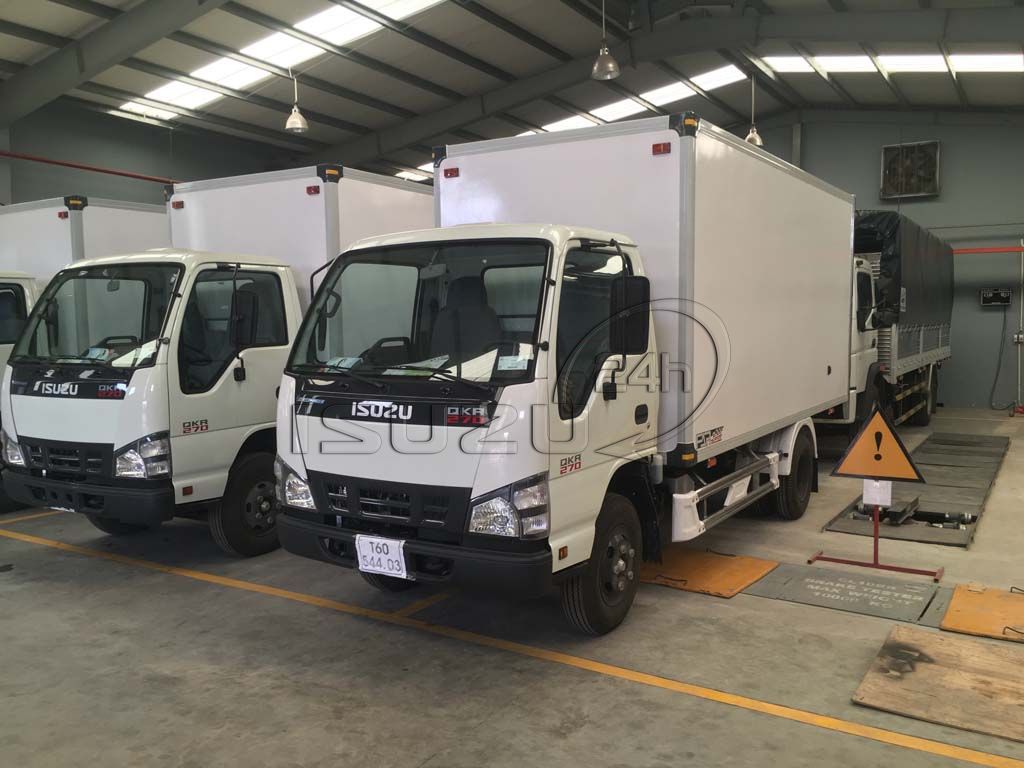 Xe tải Isuzu 1T9 QKR 270 thùng kín composite bảo ôn