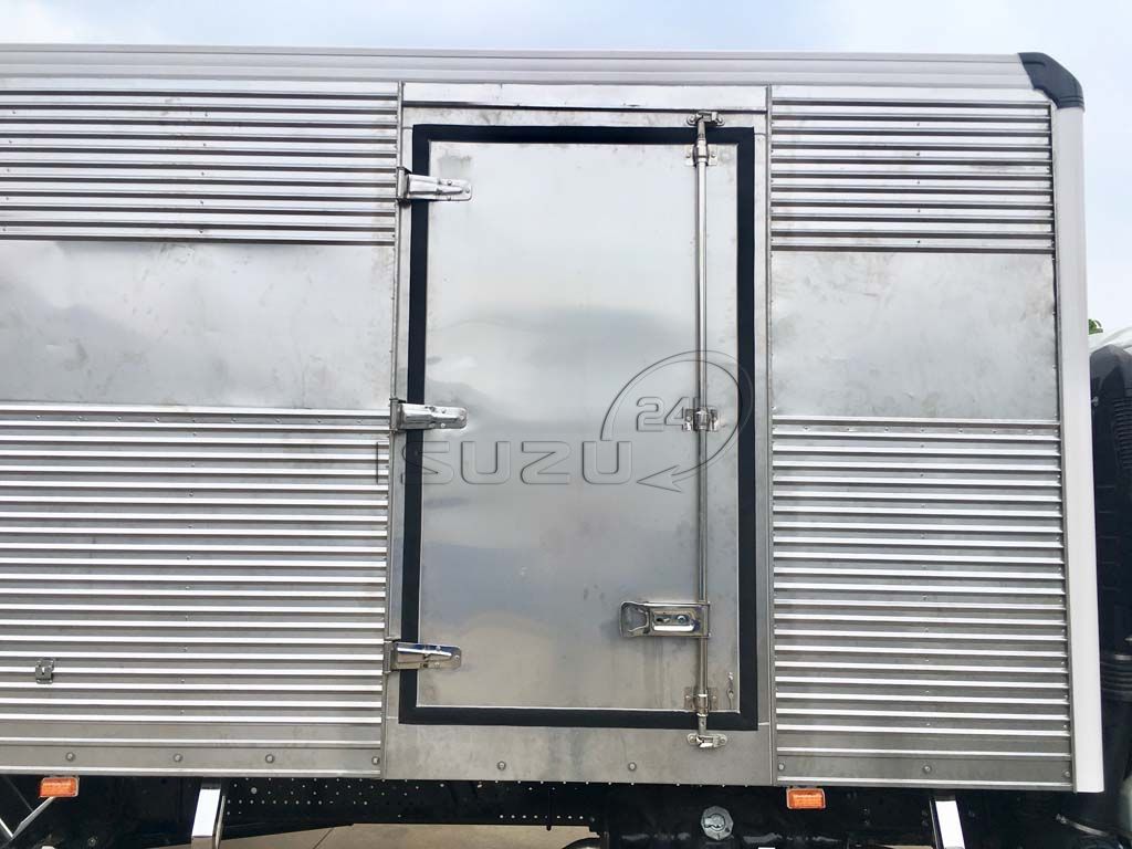Cửa hông khi đóng xe tải Isuzu 5T NQR 550 thùng kín full Inox