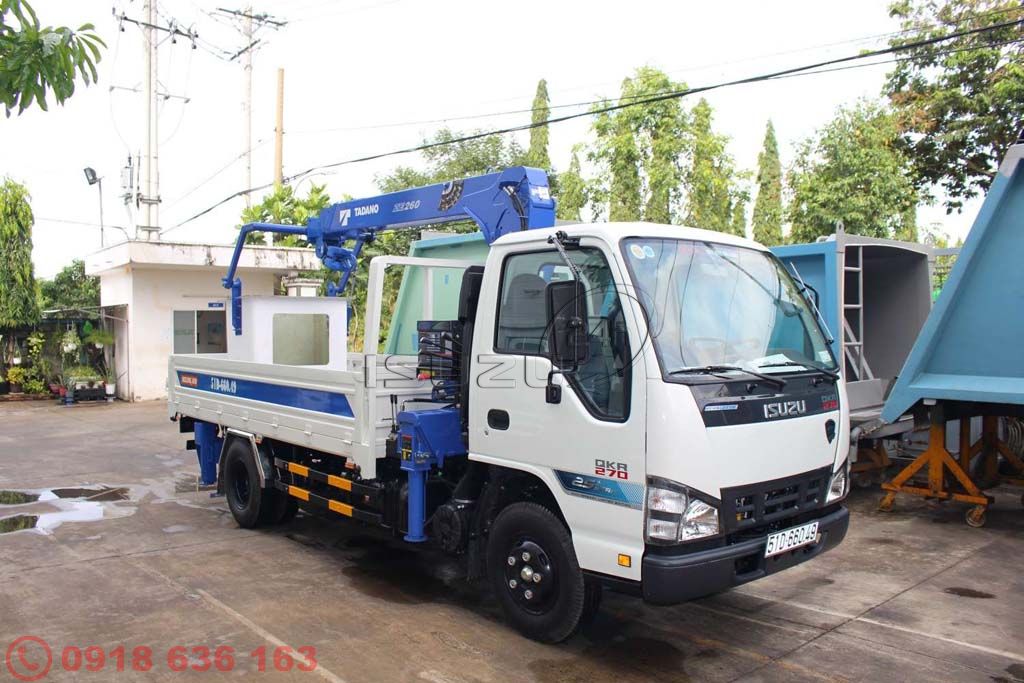 Xe tải Isuzu QKR gắn cần cẩu có rổ nâng người làm việc trên cao