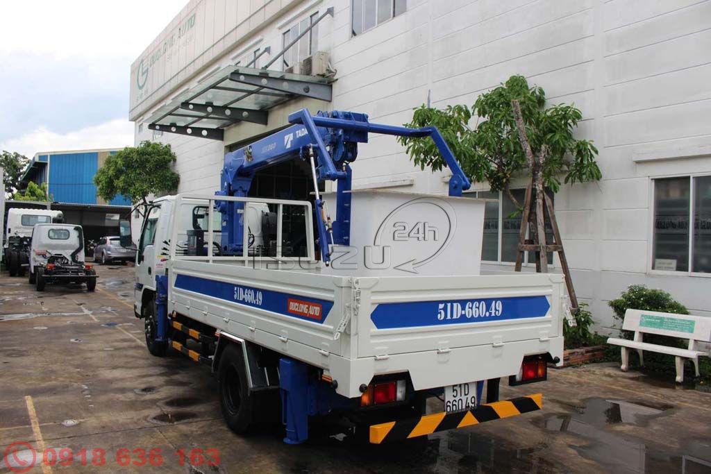 Xe tải Isuzu QKR gắn cần cẩu có rổ nâng người làm việc trên cao