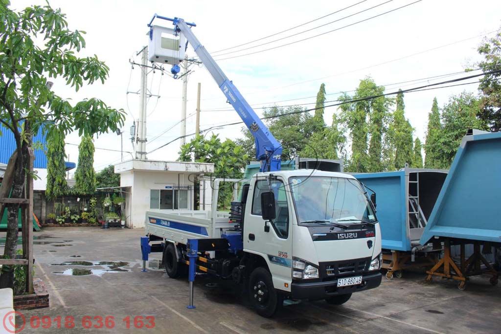 Xe tải Isuzu QKR gắn cần cẩu có rổ nâng người làm việc trên cao