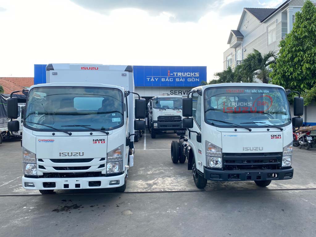 Isuzu NMR310 (bên trái) có bộ tem (decal) FORWARD và BLUEPOWER so với QKR 230 đầu vuông (bên phải) không có