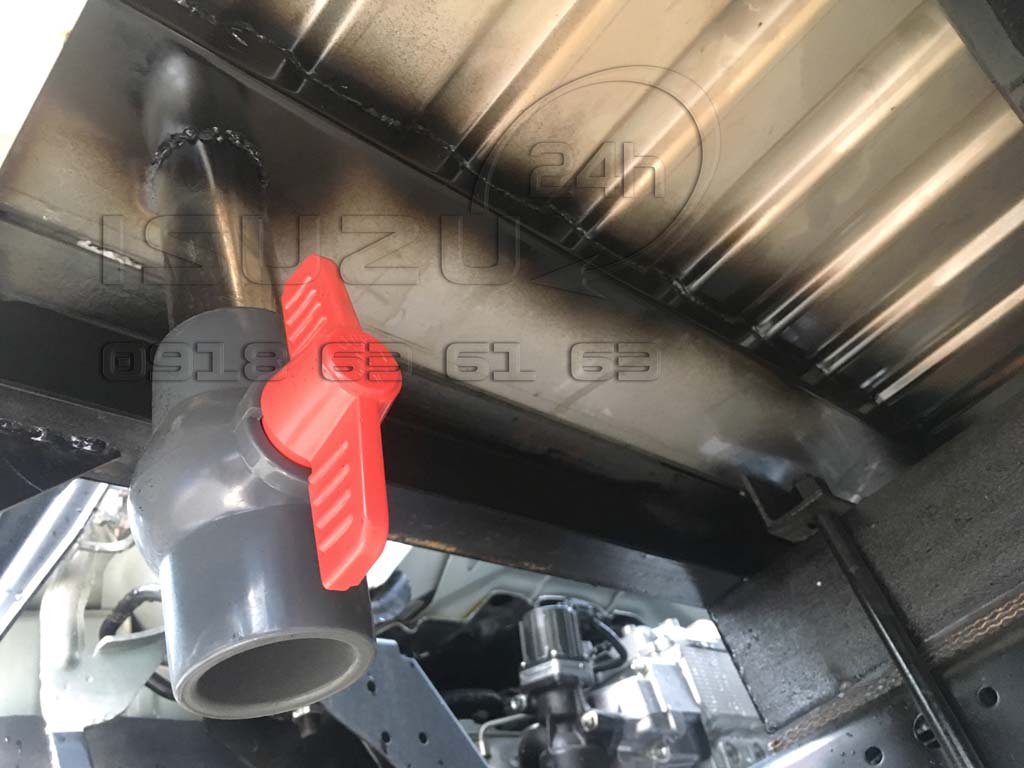 Rãnh thoát nước và van thoát nước đầu thùng xe tải Isuzu 1T9 NMR 310 đầu vuông thùng mui bạt full inox 304