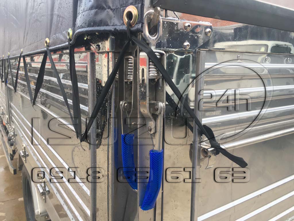 Khoá tôm inox bọc ống nước xe tải Isuzu 1T9 NMR 310 đầu vuông thùng mui bạt full inox 304