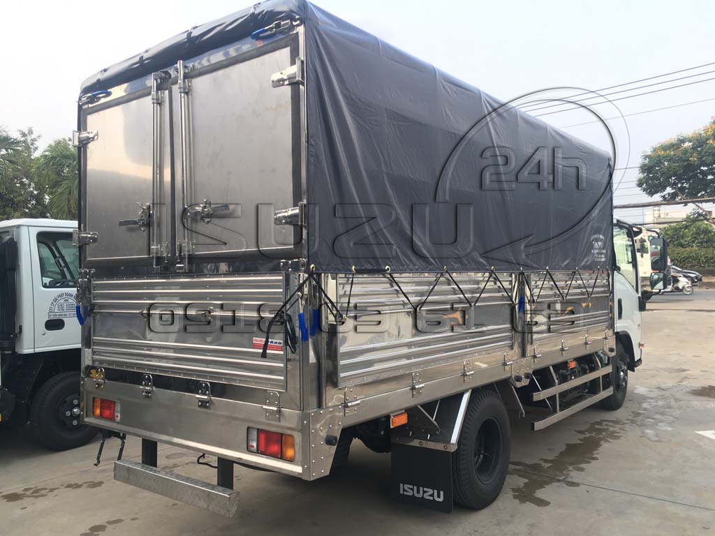 Phía sau thùng xe tải Isuzu 1T9 NMR 310 đầu vuông thùng mui bạt full inox 304