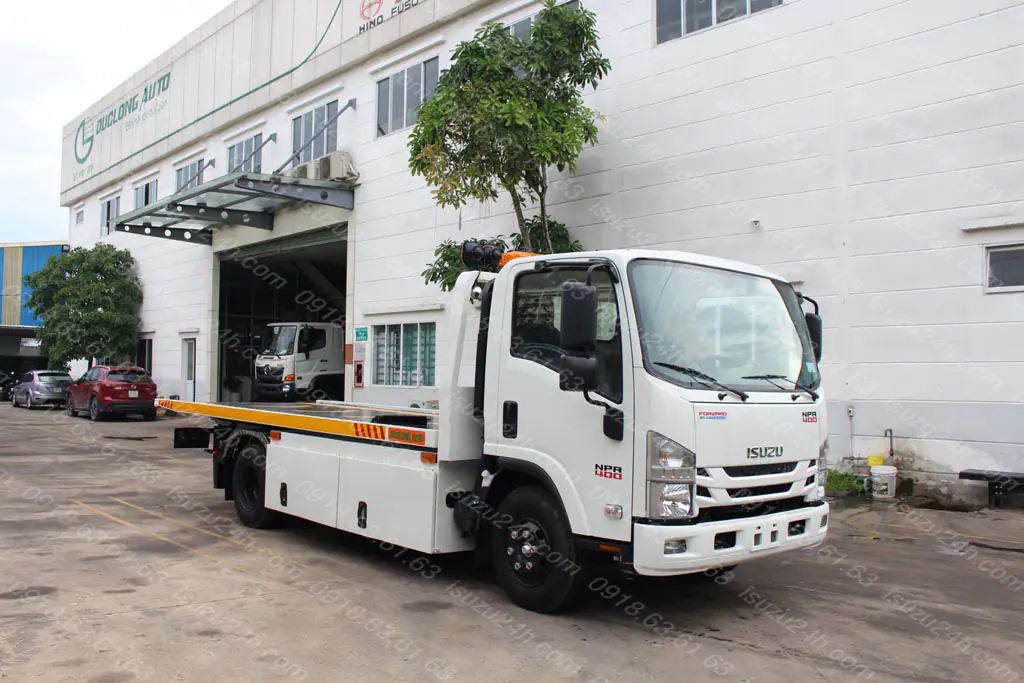 Xe cứu hộ sàn trượt 2T4 NPR 400 vào TP ban ngày