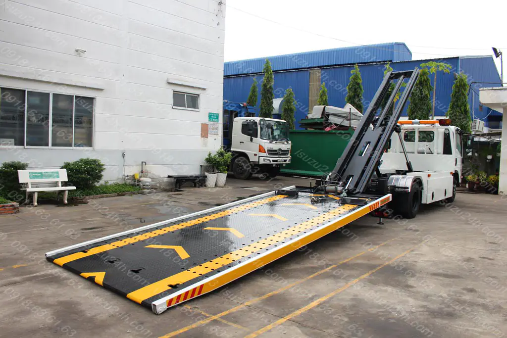 Xe cứu hộ sàn trượt Isuzu NPR400 có góc lên xe thấp, dễ dàng vận chuyển các siêu xe