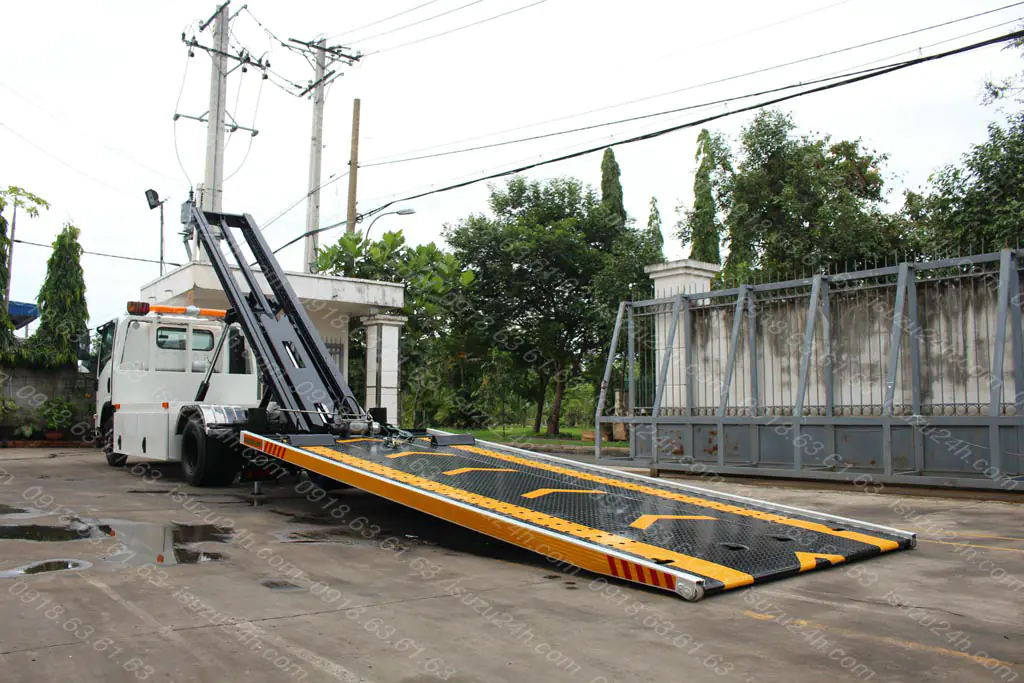 Phía sau xe cứu hộ sàn trượt 2T3 NPR 400
