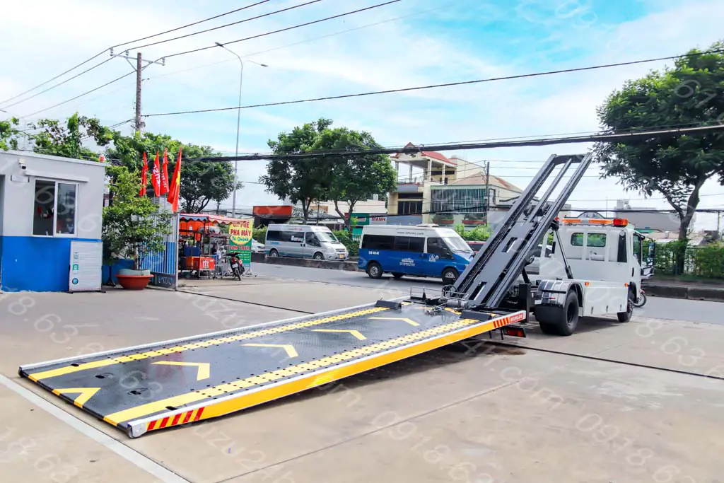 Sàn trượt xe cứu hộ Isuzu NQR 550 nằm sát mặt đất tránh cạ gầm các siêu xe