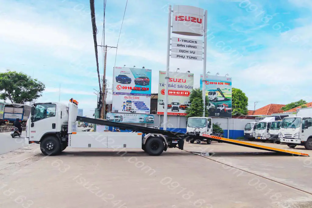 Sàn trượt trên xe chở xe ô tô Isuzu NQR 550 dễ dàng thay đổi góc nâng giúp việc điều khiển ô tô lên sàn dễ hơn
