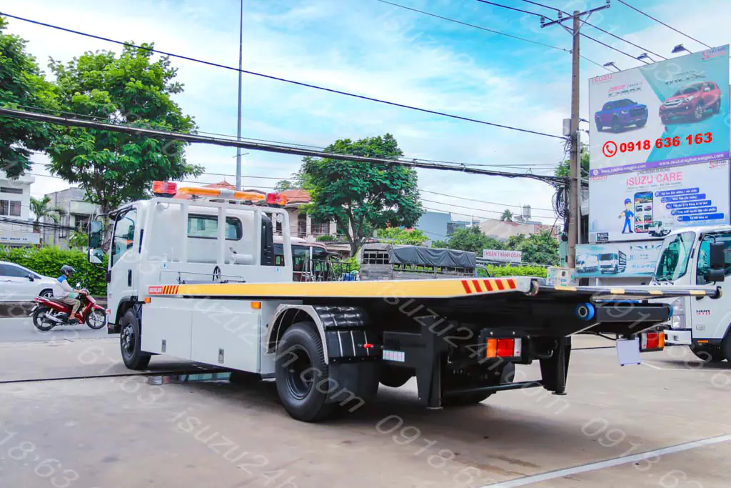 Phía sau xe cứu hộ/ xe chở xe ô tô Isuzu NQR 550 5 Tấn