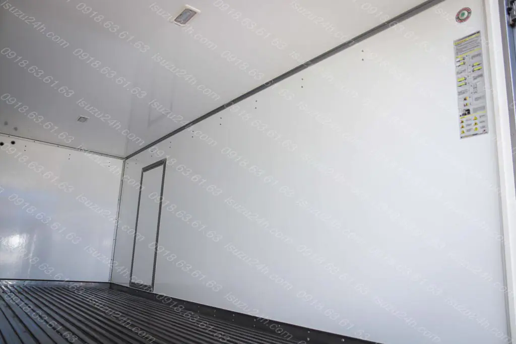 Bên trong thùng bảo ôn Oxi thiết kế sẵn các lỗ ốc, bas để gắn đường ống oxy