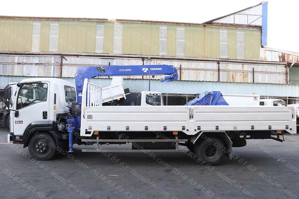 Góc nhìn cạnh hông xe tải Isuzu FRR 650 gắn cẩu Tadano