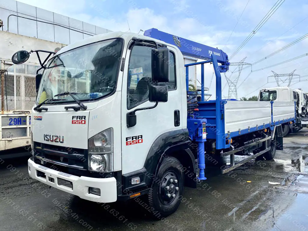 Xe Isuzu FRR650 6T5 gắn cẩu 3T
