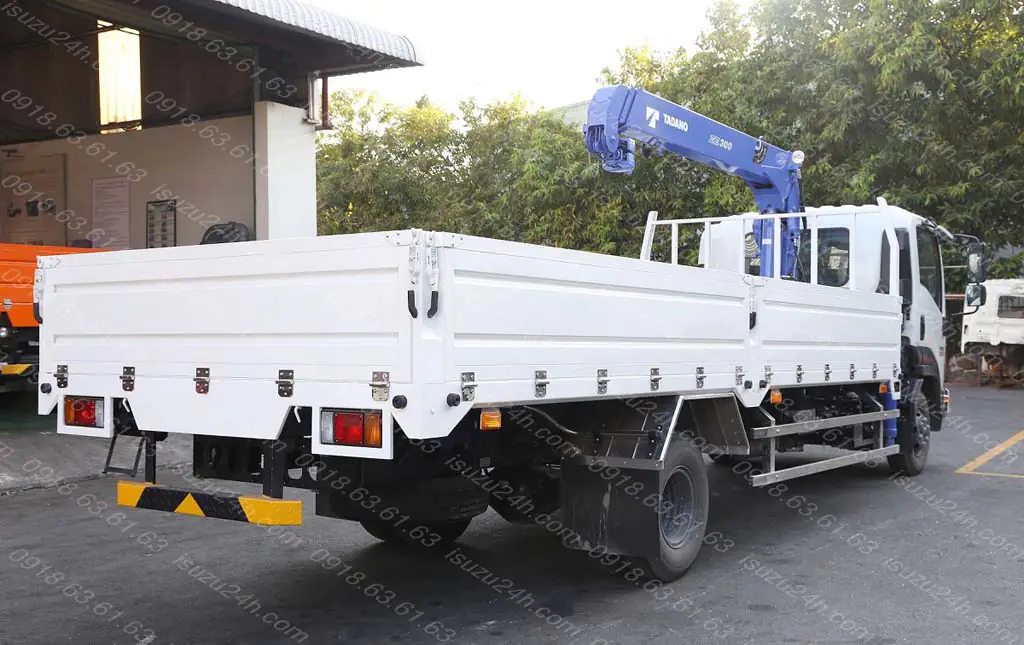 Phía sau xe Isuzu FRR650 6T5 gắn cẩu 3T