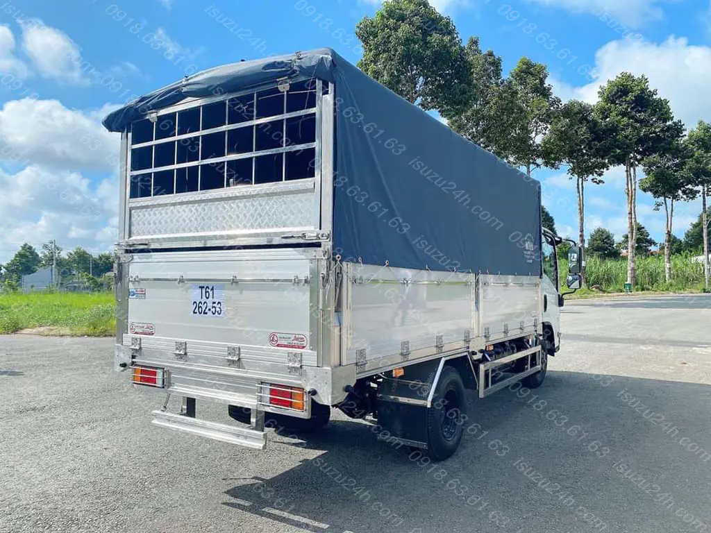 Phía sau xe tải Isuzu QKR 270 đầu vuông thùng mui bạt bửng nhôm Lượm Auto