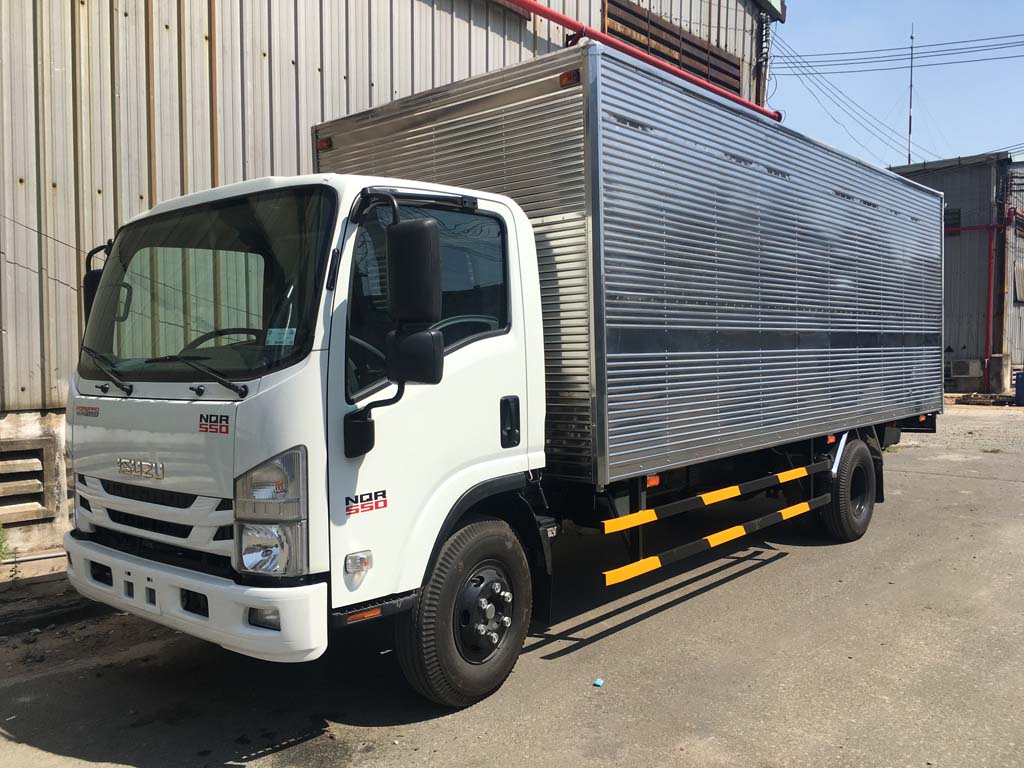 Xe Tải Isuzu 5 Tấn Bửng Nâng NQR550 Thùng Kín Inox Giá Tốt