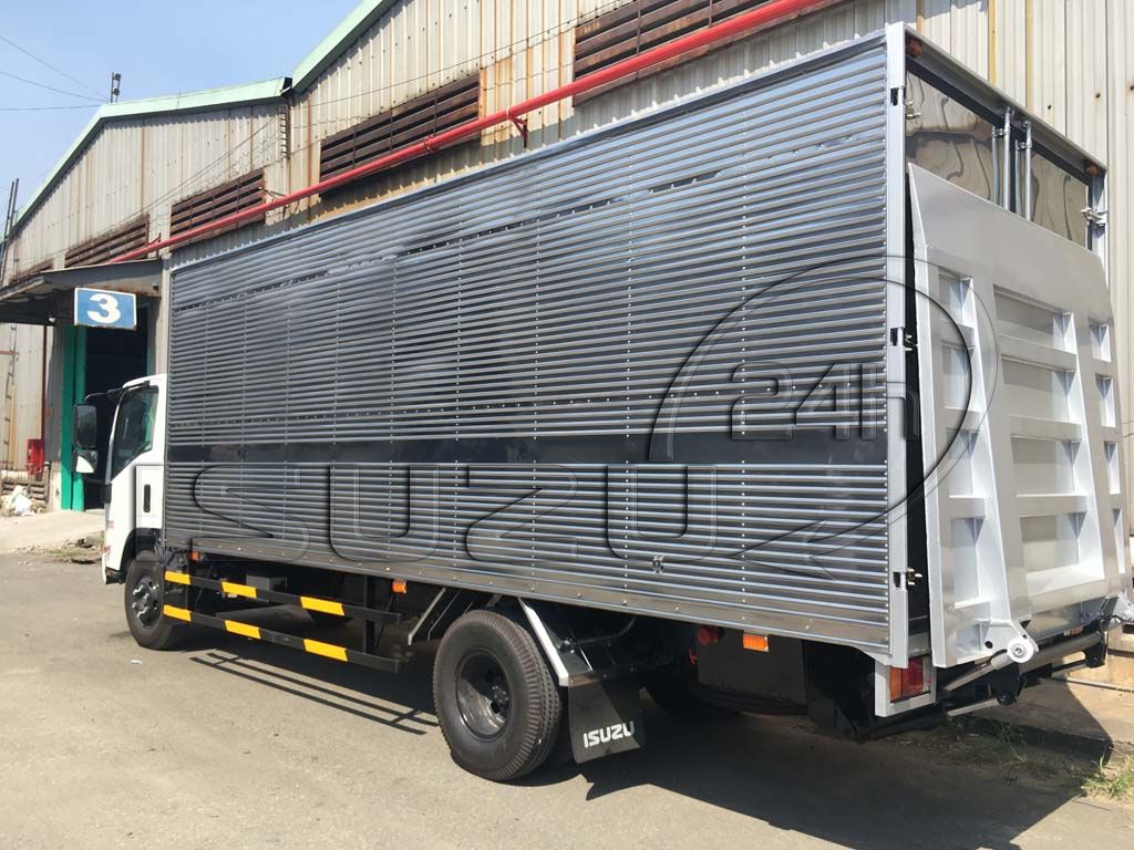 Xe Tải Isuzu 5 Tấn Bửng Nâng NQR550 Thùng Kín Inox Giá Tốt - Ảnh 3