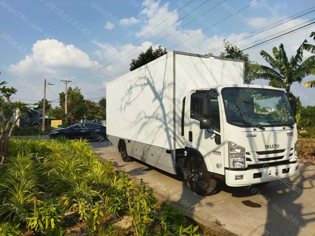 Xe cứu hộ chở xe ô tô thùng kín Isuzu NQR 550 5 Tấn