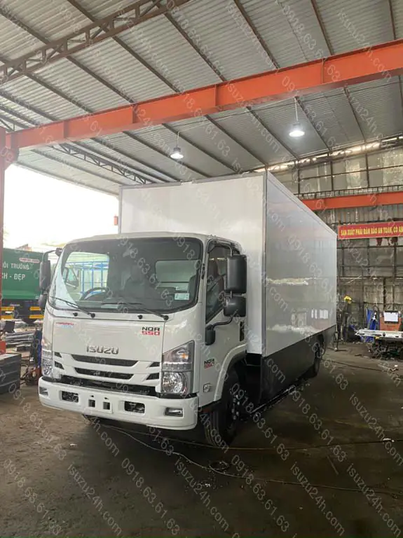 Xe cứu hộ chở xe ô tô thùng kín Isuzu NQR 550 2T4