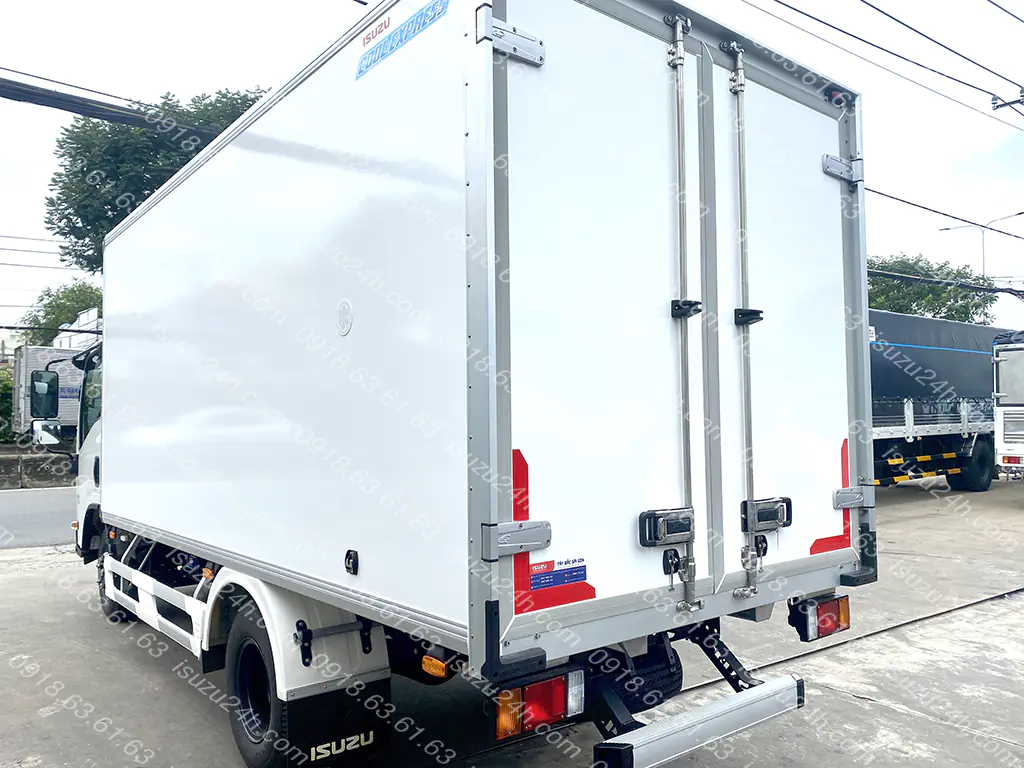 Thùng đông lạnh Quyền Auto được đổ panel nguyên tấm