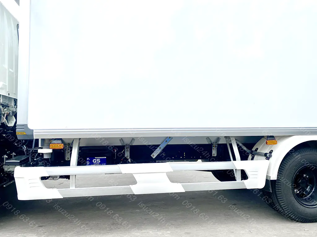 Cản hông nhôm composite Quyền Auto gắn trên xe Isuzu QKR 270 210
