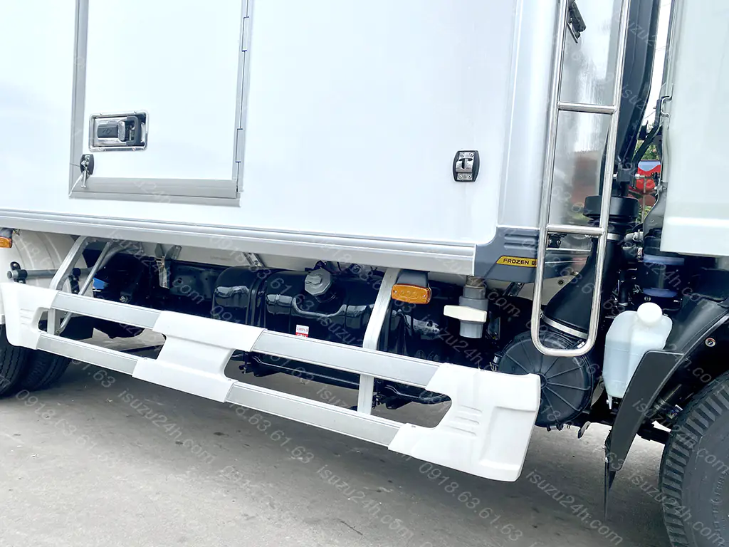 Thang leo inox Quyền Auto gắn trên xe Isuzu QKR 270 210