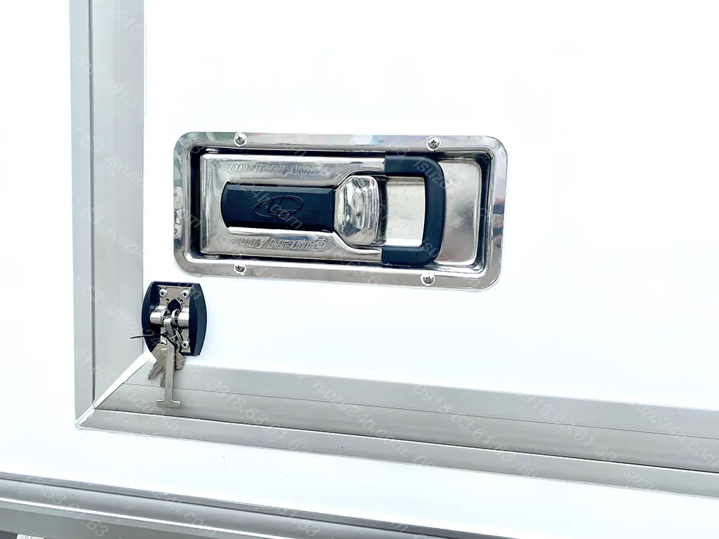 Khoá hộp inox Quyền Auto gắn trên xe Isuzu QKR 270 210