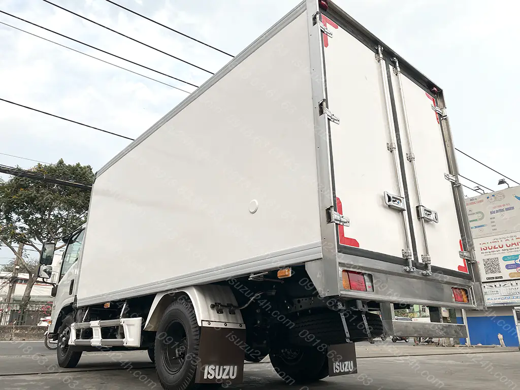 Thùng kín vách composite đóng trên nền xe tải Isuzu NMR310