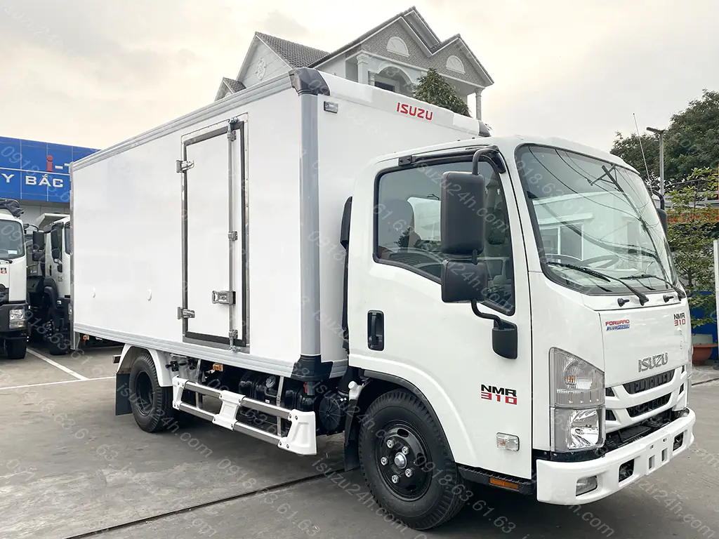 Xe tải Isuzu NMR310 thùng kín composite cản inox