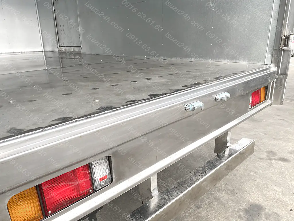 Khung bao thùng inox, bộ cản inox, mối hàn sàn và khung bao cực kỳ liền mạch
