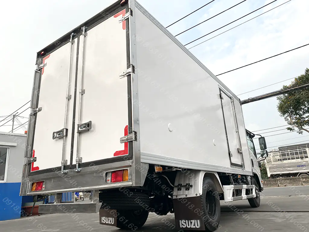 Tổng quan thùng kín vách composite đóng trên nền xe tải Isuzu NMR310