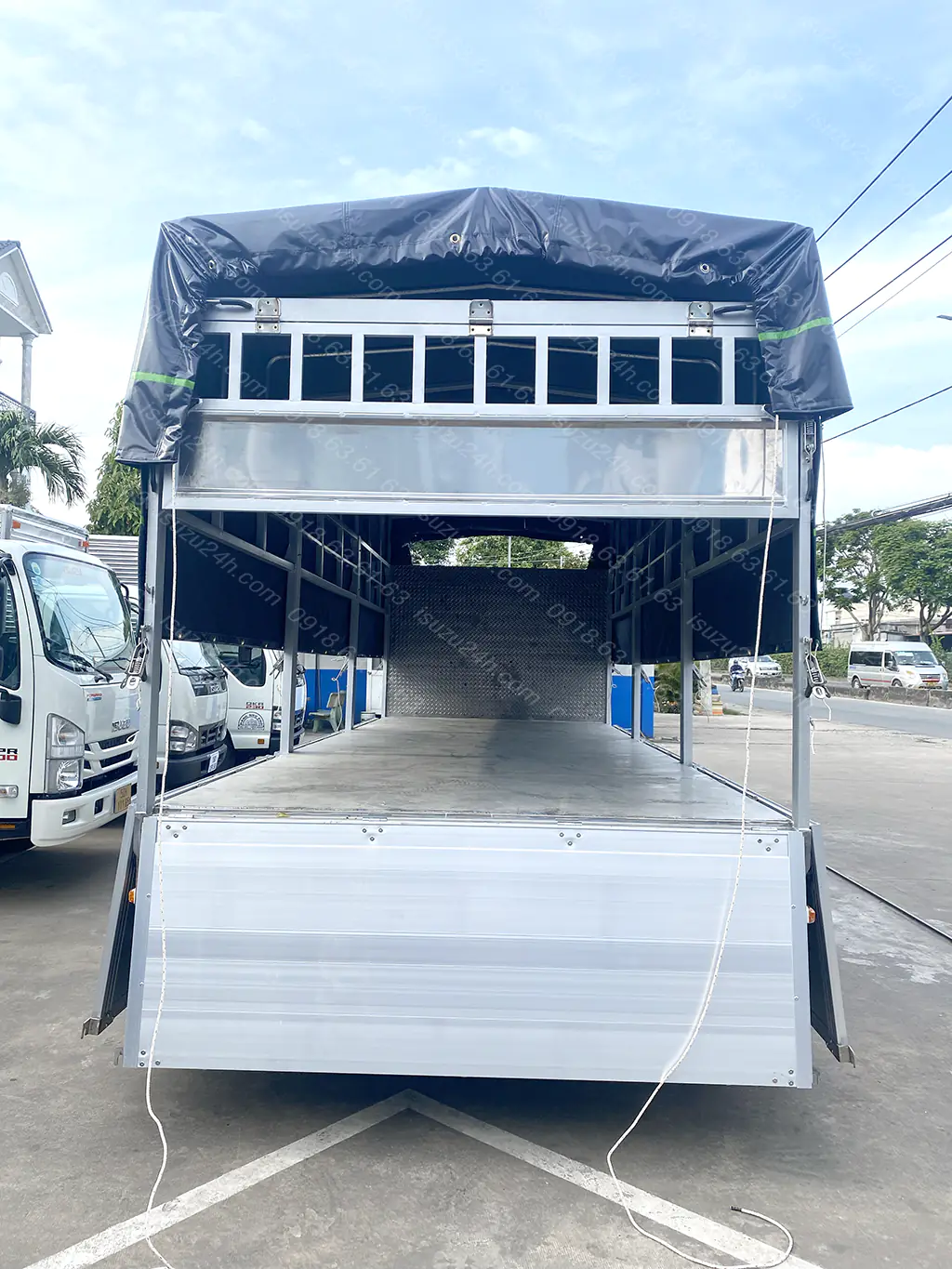 Bửng sau nhôm ghép và vỉ trên bửng