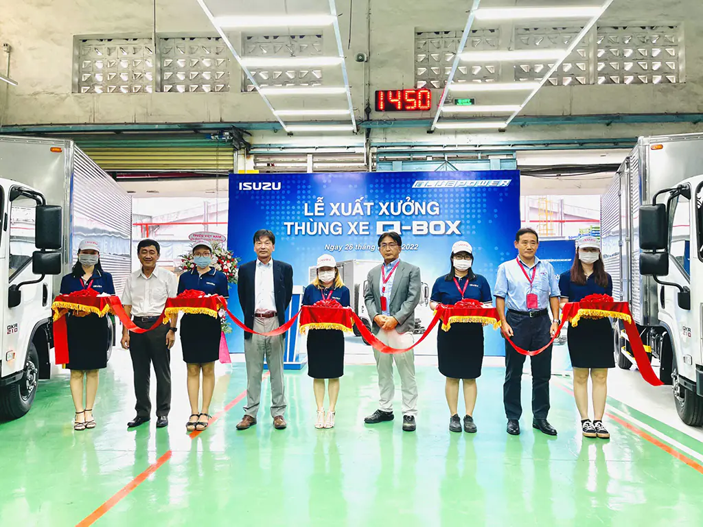 Cắt băng khánh thành xuất xưởng thùng xe tải Isuzu QKR Q-Box thùng zin nhà máy Isuzu Việt Nam