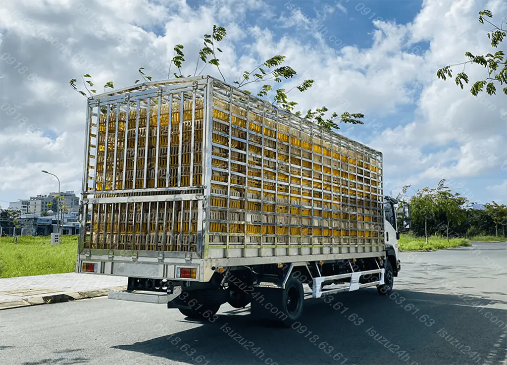 Alternative view of Xe chở gia cầm 6 tấn 6m8 FRR 650 Euro 4