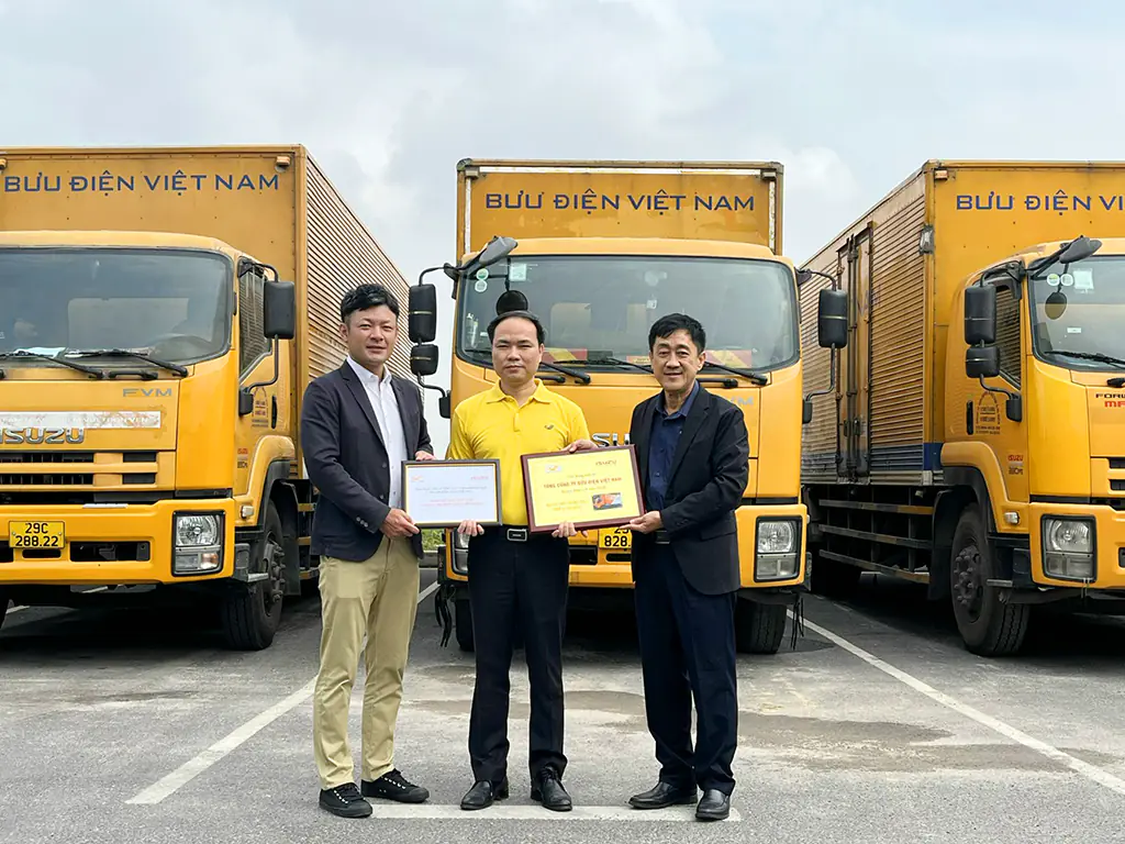 Ông Takehiro Kawamura và ông Thái Văn Toán trao tặng kỷ niệm chương VN Post