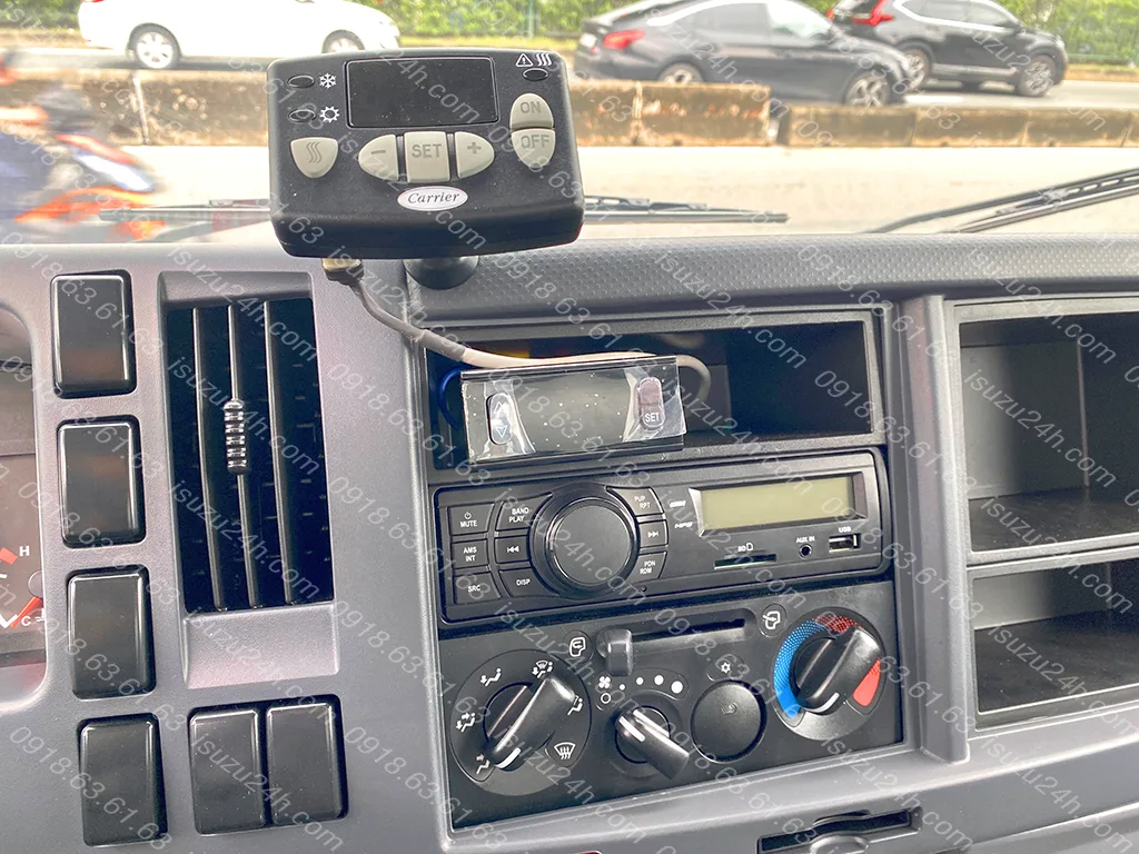 Trung tâm đồng hồ điều khiển máy lạnh Carrier và màn hình nhiệt độ cho vách ngăn