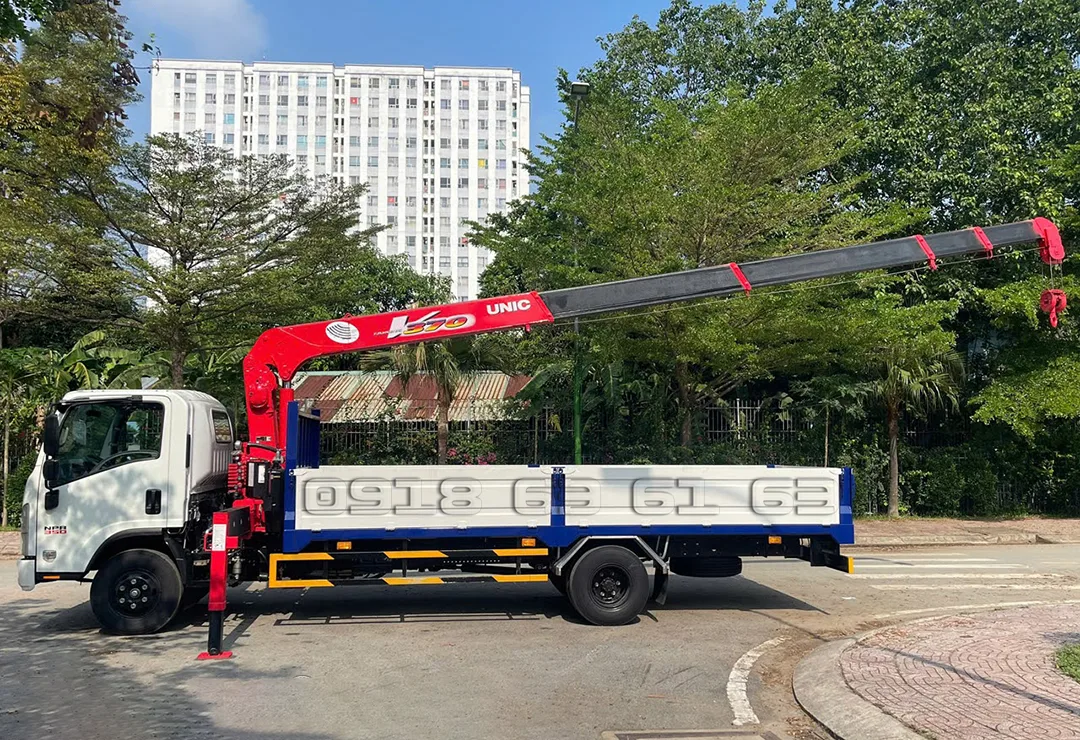 Tổng thể xe cẩu Isuzu NPR400 tải trọng 2.3 tấn sẵn sàng bàn giao cho nhà xe