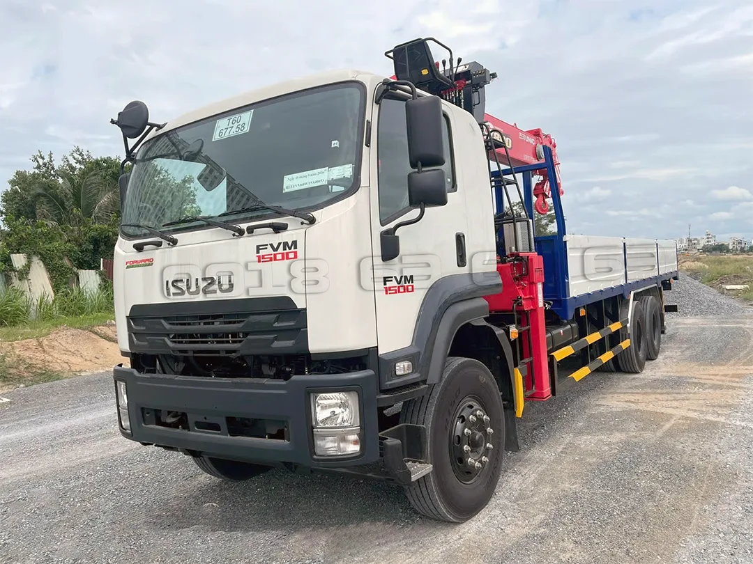 Xe tải Isuzu 3 chân gắn cẩu UNIC 8 tấn 5 khúc FVM1500 chính hãng